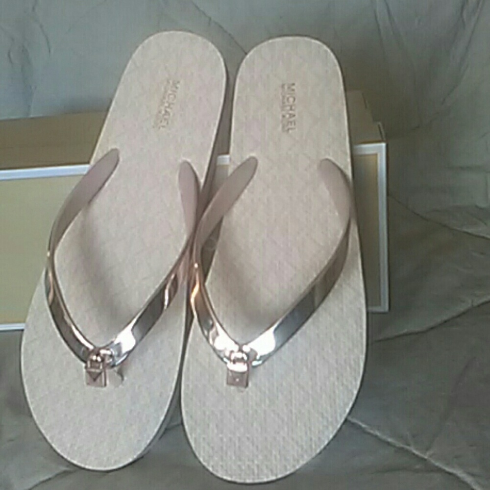 New Michael Kors Metallic Soft Pink Lock Flip Flop - Picture 2 of 8